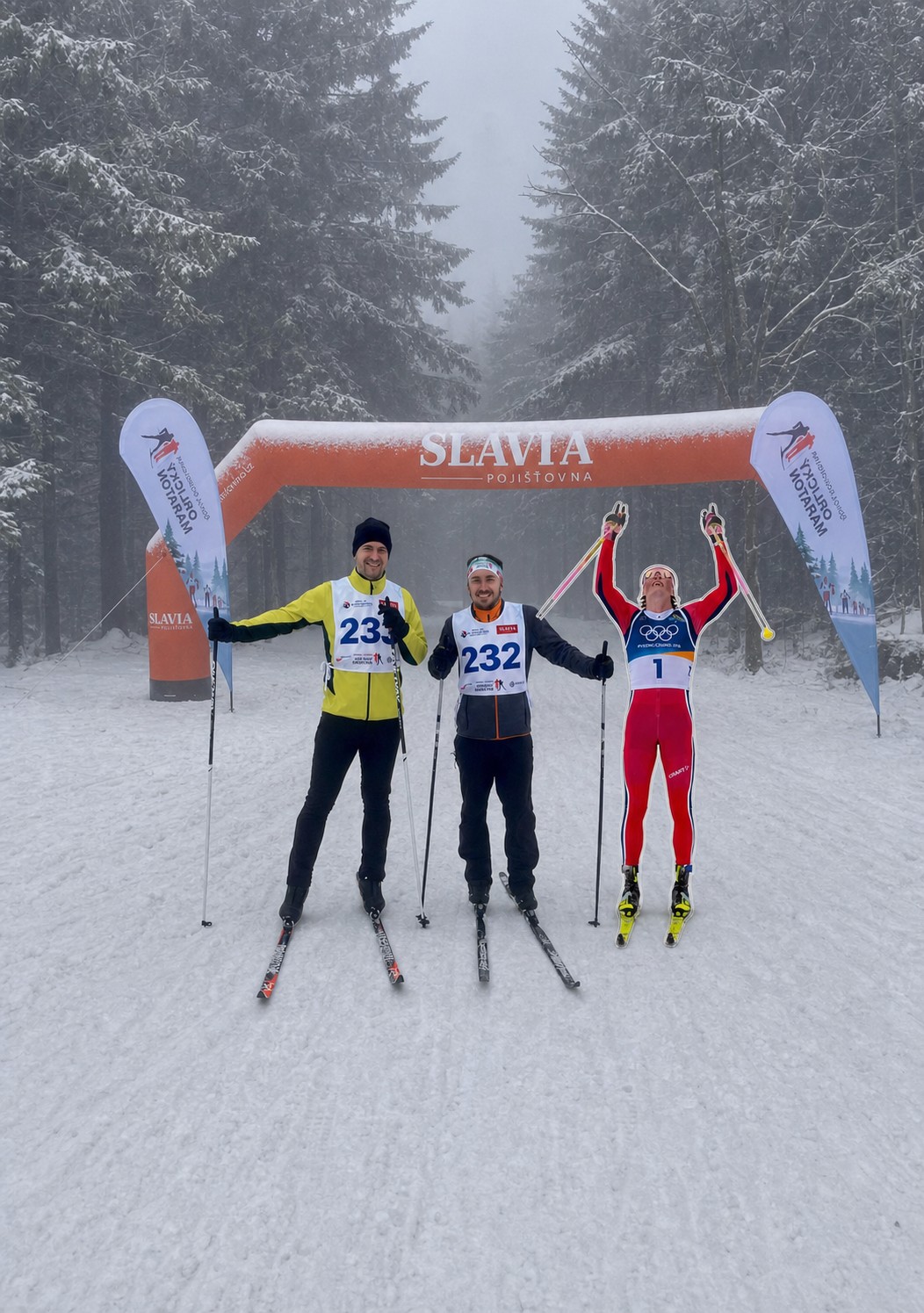 Dva lyžaři SKOL KARLA v cíli s vtipnou fotomontáží Johannese Klæba